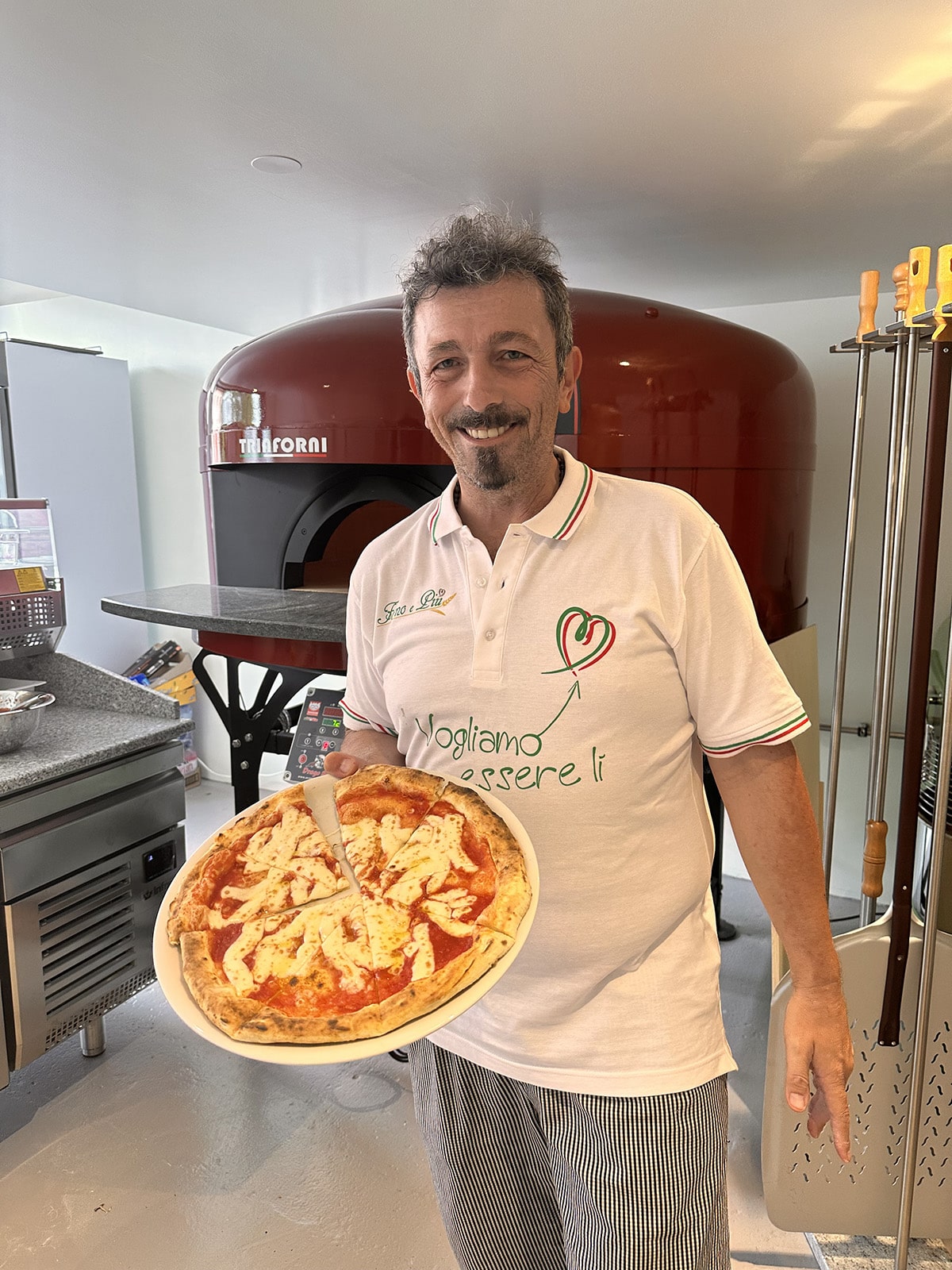 photo d'un homme tenant une pizza